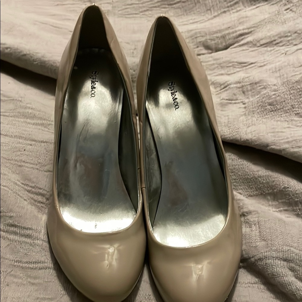 Elegant Beige Pumps